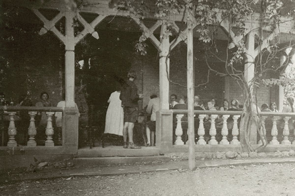 Gente comiendo en una veranda