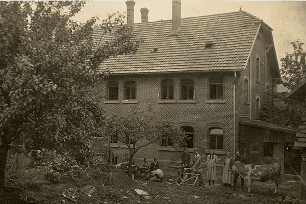 Behind Sannerz House posing with new cow: Eberhard & Emmy Arnold, Emy-Margret and others.