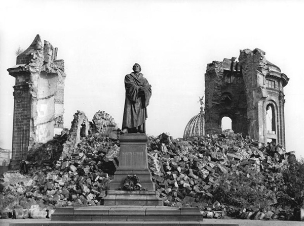a statue of Martin Luther