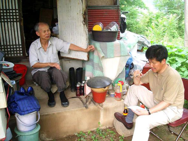 Kwon Jeong-saeng in front of his small house. ⓒ Yong-Rak Kim