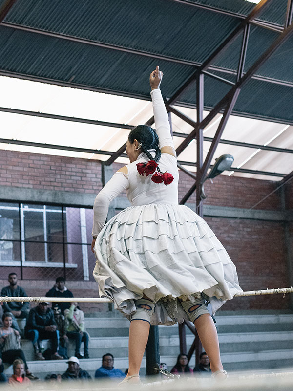 fotografía de una cholita con el puño levantado