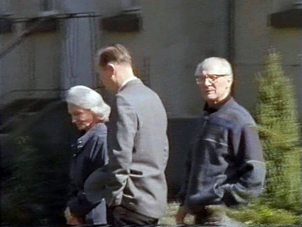 Pastor Uwe Holmer im Garten seines Hauses mit Margot und Erich Honecker