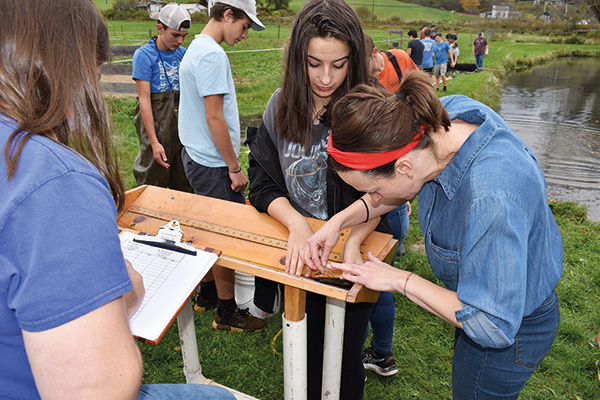 Students measure fish