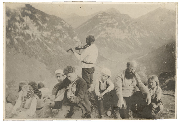 Old photo of fiddler in the Alps